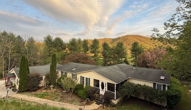 2,400 sqft 2 bed/2 bath Eco Friendly Home in Horse Shoe with Fitness/Yoga Room