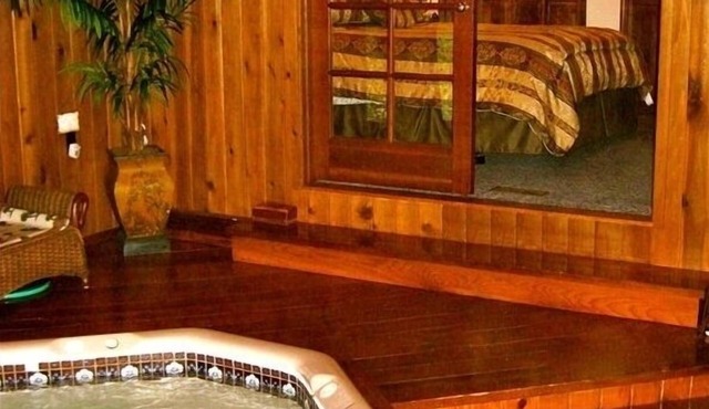 2.5 BLOCKS TO BEACH - 4 BED/3 BATH - INDOOR HOT TUB - OCEAN VIEW -2 PETS WELCOME