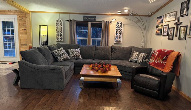 2.5 miles from Beaver Stadium our Charming 3-bedroom house with AC, WiFi