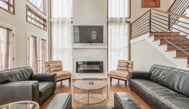 2.5 Story Great Room! 5 min to Downtown