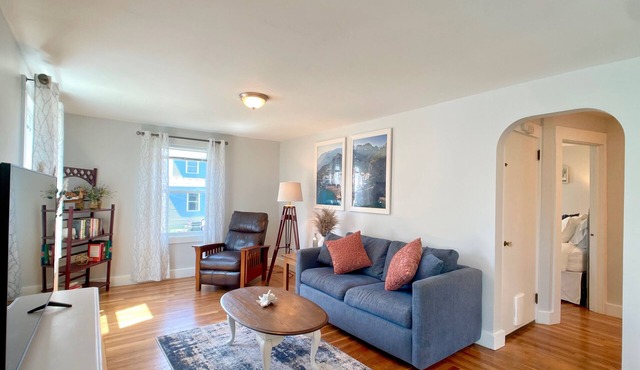 ~2.5mi to Beaches & Downtown Newport - Private Apartment