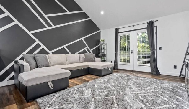 2.5mi to Stadium/Arena. Close to AU Club Golf. Easy access from I-85