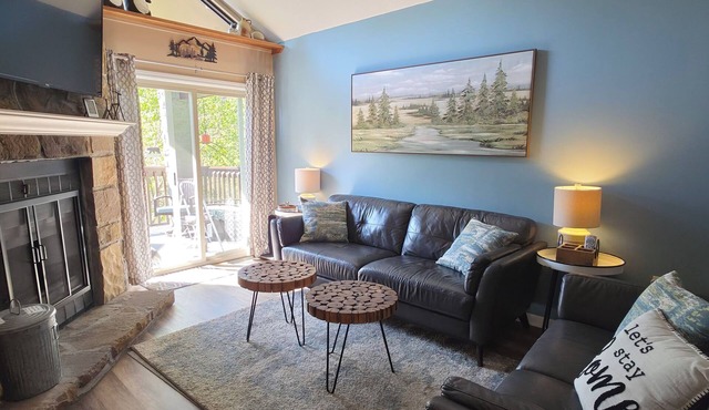 2.7 miles from the Gatlinburg strip.n7th night free and Last minute discount!