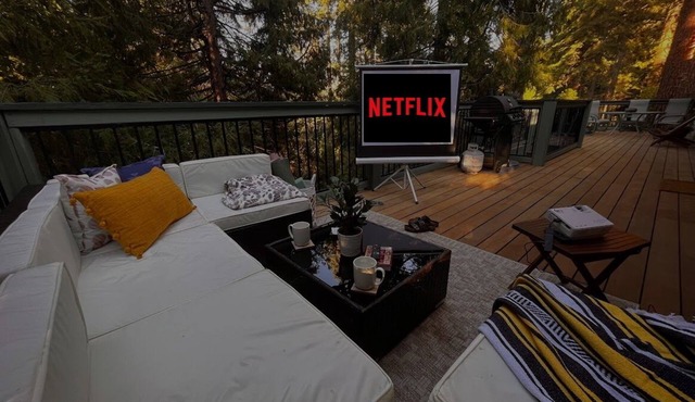 2.8 miles to Yosemite entrance! Beautiful, spacious Mtn home with 2-level decks!