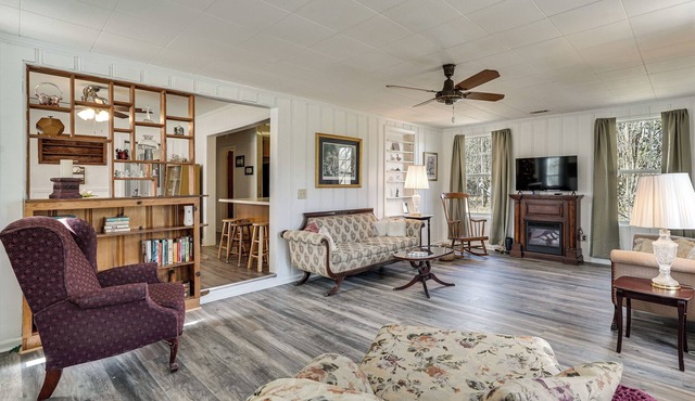 2-Acre Farmhouse w/Animals! Allendale Retreat
