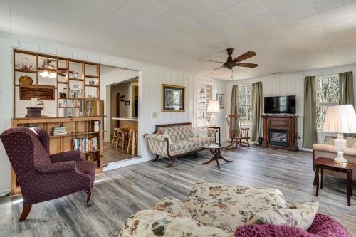 2-Acre Farmhouse with Animals! Allendale Retreat