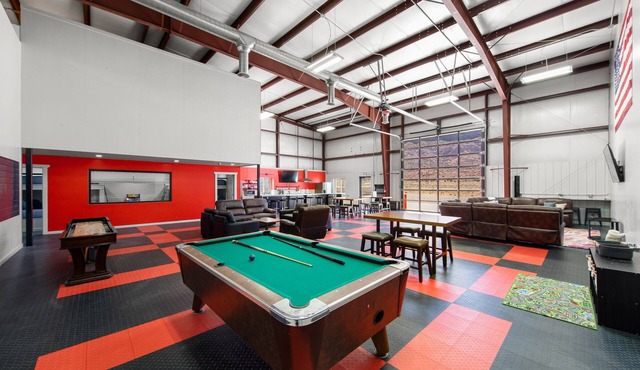 2 acre Gated Parking Lot, sleeps 16-25! hot tub, fire pit, games & entertainment