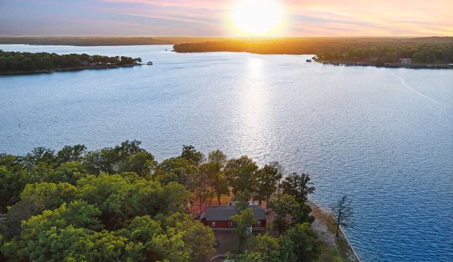 2 Acre Lake Front ~Deck~Dock~Kayaks~Beach~Swimming