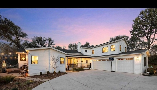 2-acre Modern Boho Creekside Country Retreat (sleeps 14)