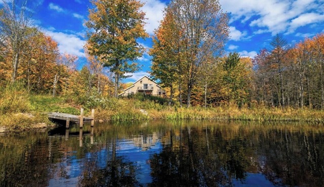2 Acre Nature Retreat w/Private Lake, Fireplace, Snowshoeing, 90 km from MTL