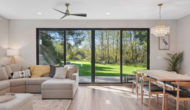 2 acre Retreat-walk to beach/hot tub/sauna