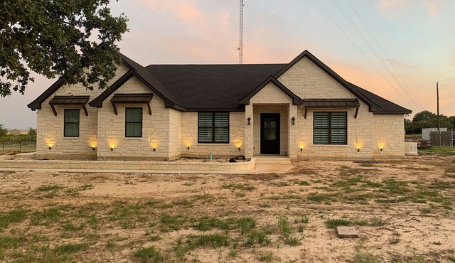 2 acres, gatedn5 miles to TAMUnPatio with fire pit, tv, grill, sitting area