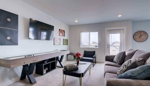 2 Adjoining Condos Rent Together