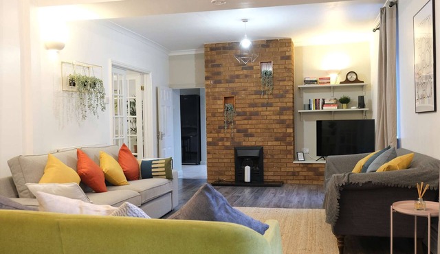 2 Adjoining Spacious Homes w Garden - Sleeps 14