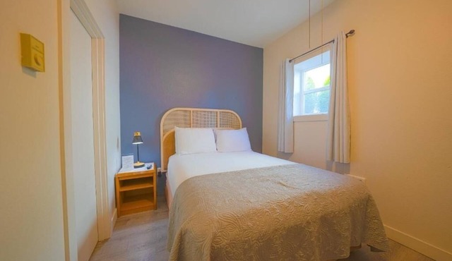 2 Affordable Rooms Near Seaside Beach Promenade – Perfect for a Coastal Getaway!