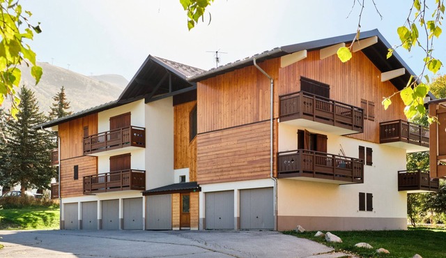 2 Alpes Apartment for 2–4 Guests with Mountain View, Balcony & Wi-Fi