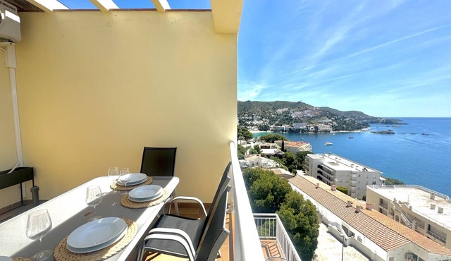2. Apartment with incredible views of the Bay of Roses with community pool.