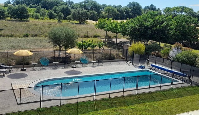 2 apartments in a guest house with swimming pool