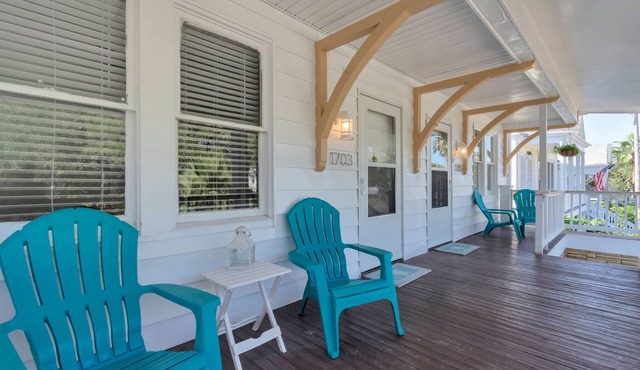 2 Apartments (side by side) in Historical Galveston - 8 min walk to beach!