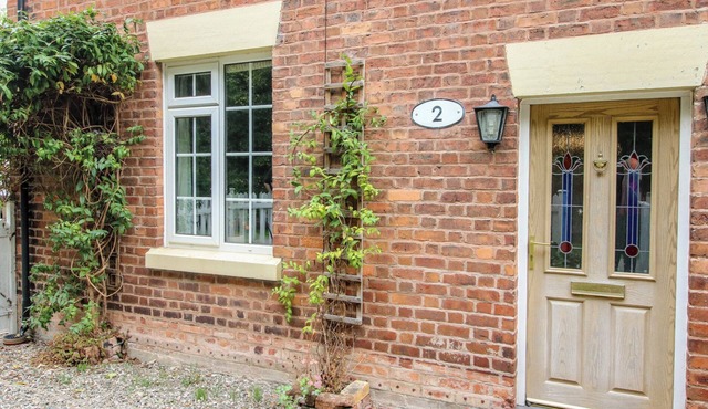 2 AQUEDUCT COTTAGES, pet friendly, character holiday cottage in Chirk