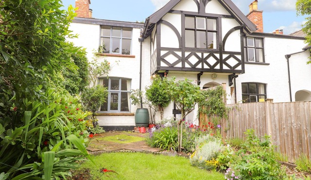 2 ASHBY PLACE, pet friendly, character holiday cottage in Chester