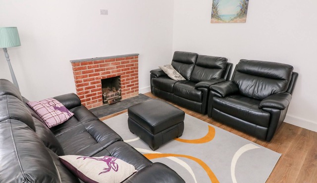 2 AWELFRYN, pet friendly, country holiday cottage in Clunderwen