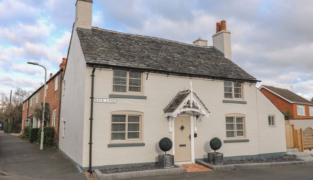 2 BACK LANE, pet friendly, character holiday cottage in East Goscote