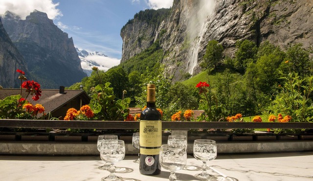 2 BALCONIES,1 TERRACE,VIEWS OF WATERFALL, MOUNTAINS, RIVER,WENGEN,TRAINS,