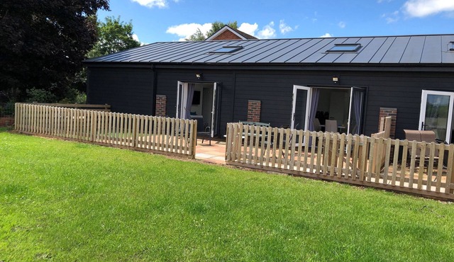 2 BARN COTTAGES, pet friendly, luxury holiday cottage in Whitchurch