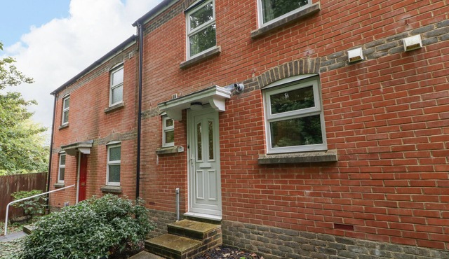 2 BATHSHEBA TERRACE, pet friendly, with a garden in Dorchester