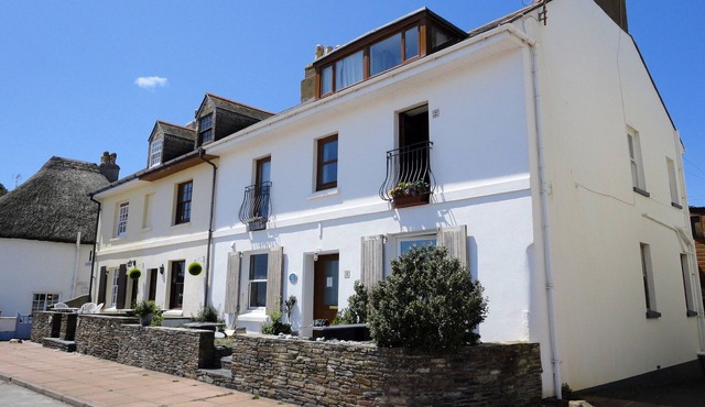 2 BAYVIEW, pet friendly, character holiday cottage in Torcross