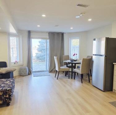 2 Bd - 1 Bth Main Floor Walk-Out Unit - 2 Parkings - Licensed