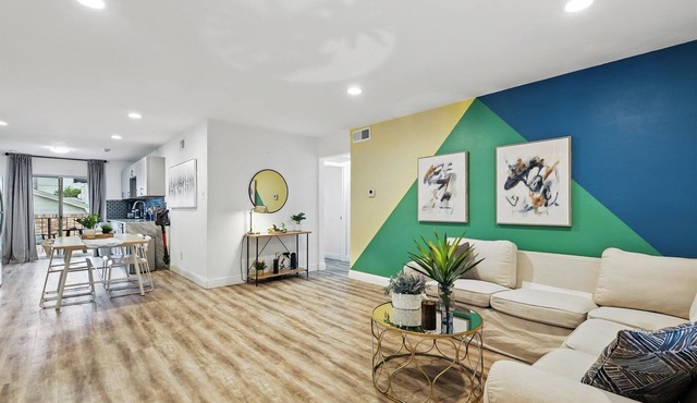2-BD/2-BA Apartment w Pool & Patio