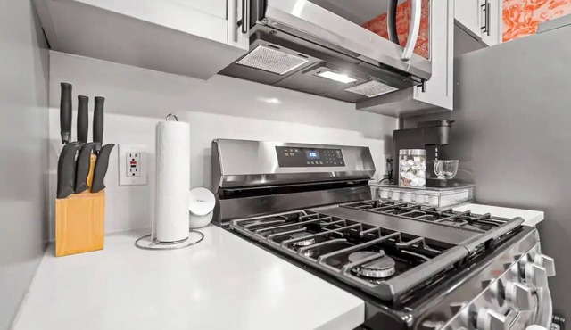 2 BD 2 BA Bucktown Safari Flat