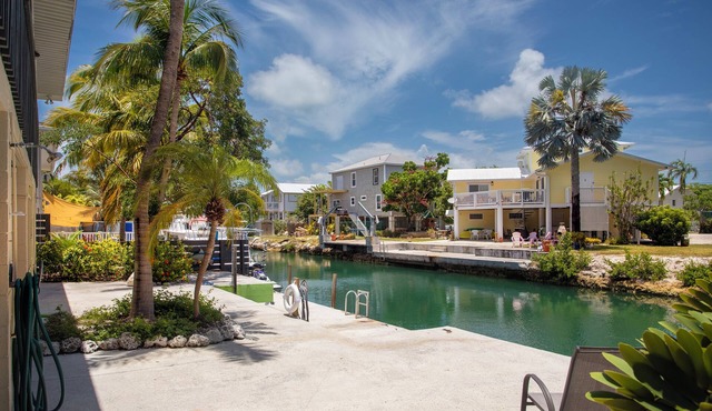 2 BD 2 BA canal front home minutes from Key West with parking & dock space