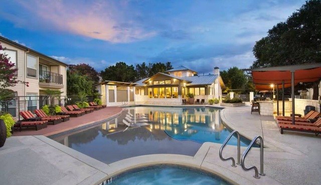 2 bd 2 ba Stylish Oasis! Minutes 2 downtown with pool, hot tub, & free parking!