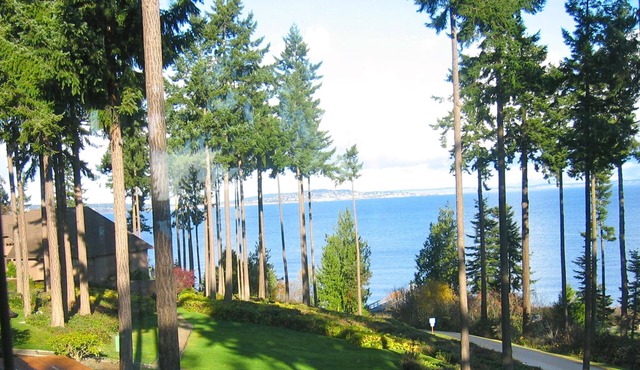 2 bd/2 bth Penthouse Inlet/OceanView Condo in Prestiges Gated Community Kala Pt.