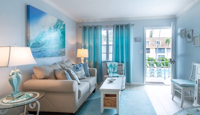 2 BD/2BA. Just steps to Beach, Walk to 3rd St South