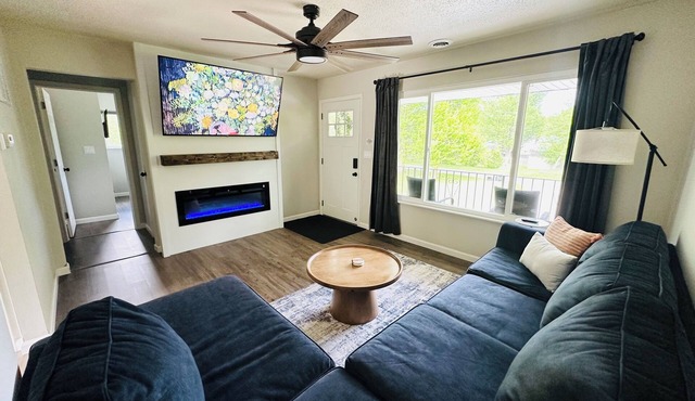 2 BD APT King Bed Washer & Dryer Fireplace Cable Internet