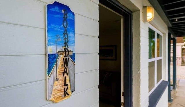 2 Bd apt walking distance to Beach & Ocean Center