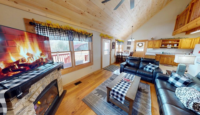 2 bd Cabin, Hot tub, UTK/Neyland, Smokys, 16acres, FP, Arcade, Fishing