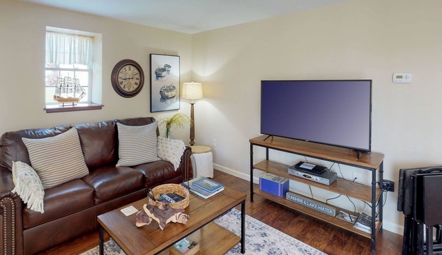 2 bd Carriage Hs/Pet friendly-Walkable to Village