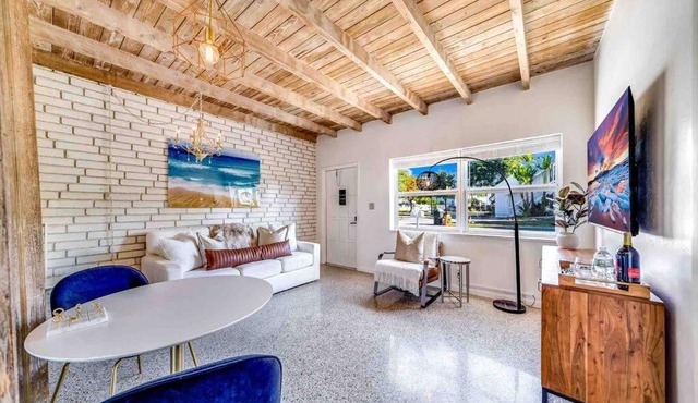 2 BD Delray Beach Cottage walk to The Ave & beach