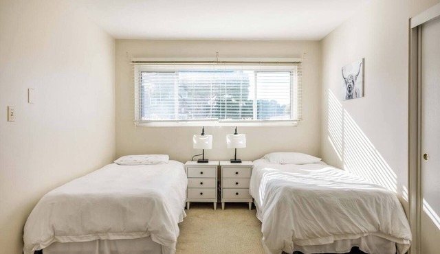 2 BD/Quiet Community/Close to Food + Shopping