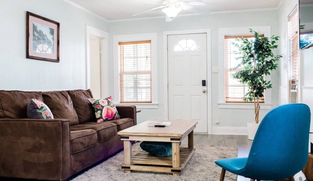 2 BD Quiet Neighborhood with AC, Desk, Fast Wifi
