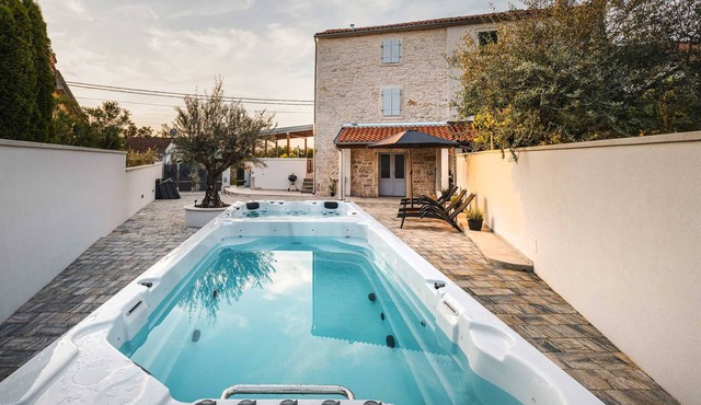 2 BD villa with pool, jacuzzi for up to 4 people