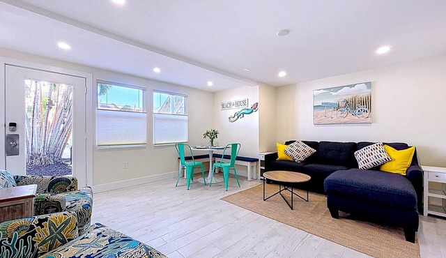 2 bd w/EnSuites Tropical Crtyd Steps to Beach!