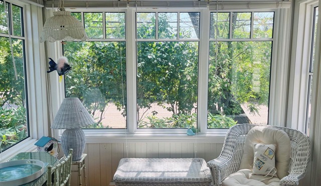 2 bdm cottage in the BLUFF, ONLY 3 min walk to PARLEE. AC, WiFi and 2 sunrooms