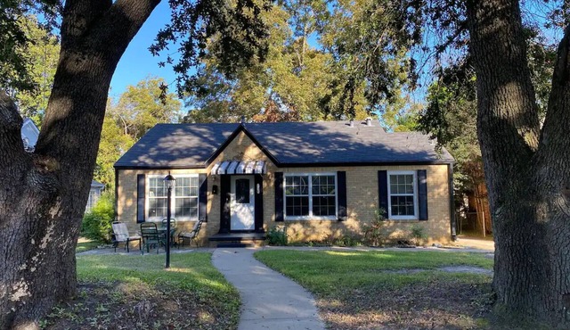 2 Bdr, 1 bath, 4 guests: Entire Cozy Cottage Historical Tyler Azalea District