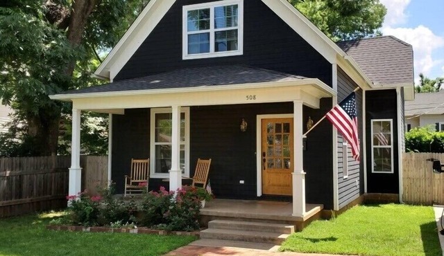 2 BDR-2.5 Bath beautifully remodeled 1930 cottage 2 blocks from Downtown